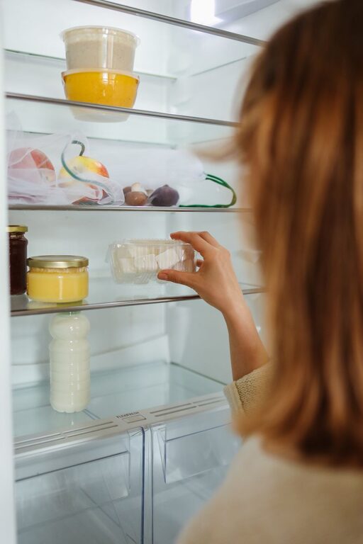 Jak utrzymać lodówkę i spiżarnię w porządku: praktyczne wskazówki
